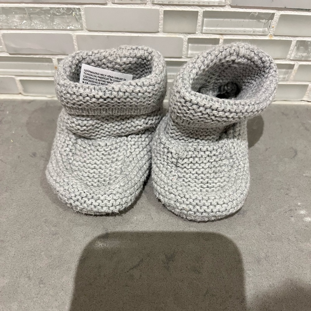Baby gap Grey Knit Baby Booties 6-12m